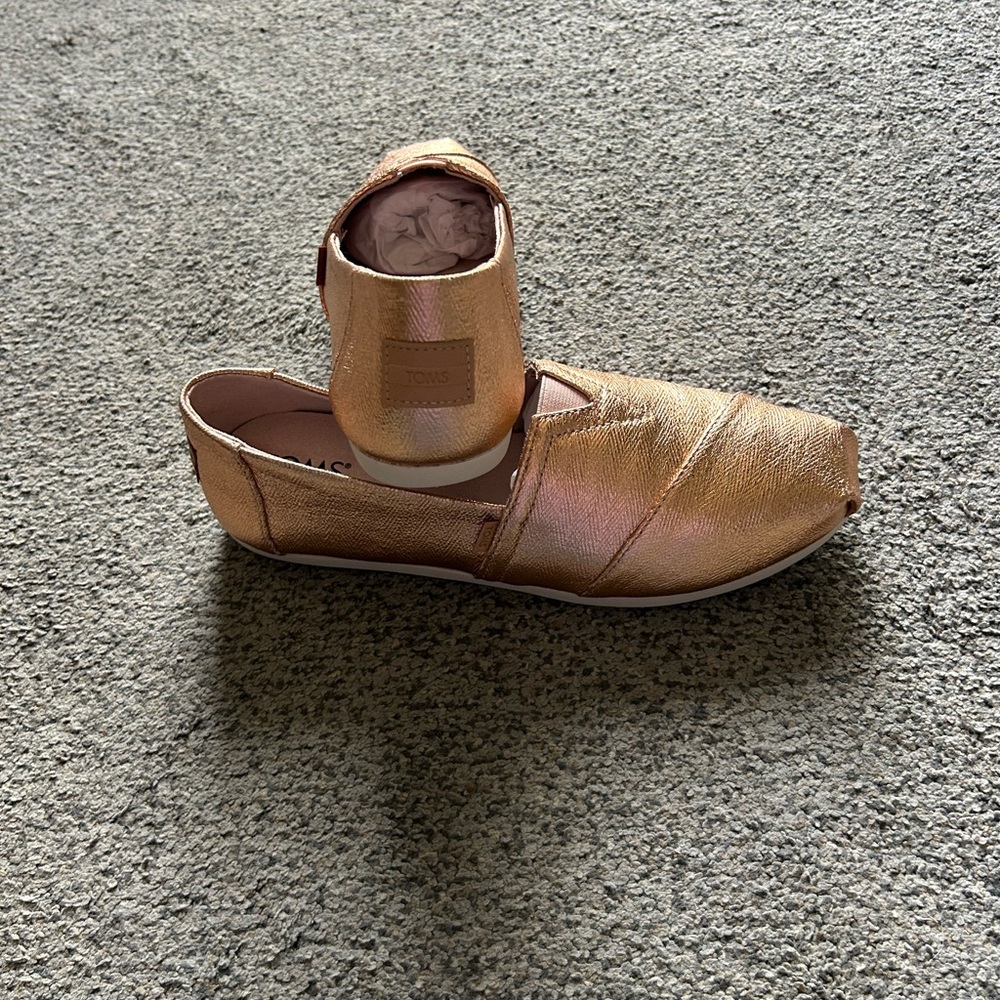 Tom’s Alpargata Rose Gold NWOT - Picture 3 of 4